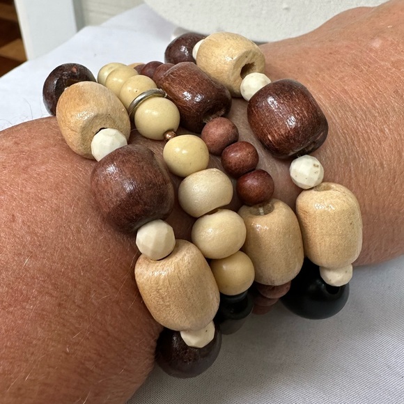 Set of 8 wooden and shell bead stretch style bracelets - Picture 4 of 8